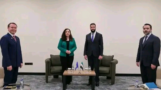 الرئيس الشرع يلتقي رئيسة جمهورية كوسوفو فيوسا عثماني، على هامش منتدى أنطاليا الدبلوماسي.