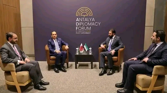الرئيس الشرع  يلتقي رئيس مجلس الوزراء وزير الخارجية القطري الشيخ محمد بن عبد الرحمن آل ثاني على هامش منتدى أنطاليا الدبلوماسي.